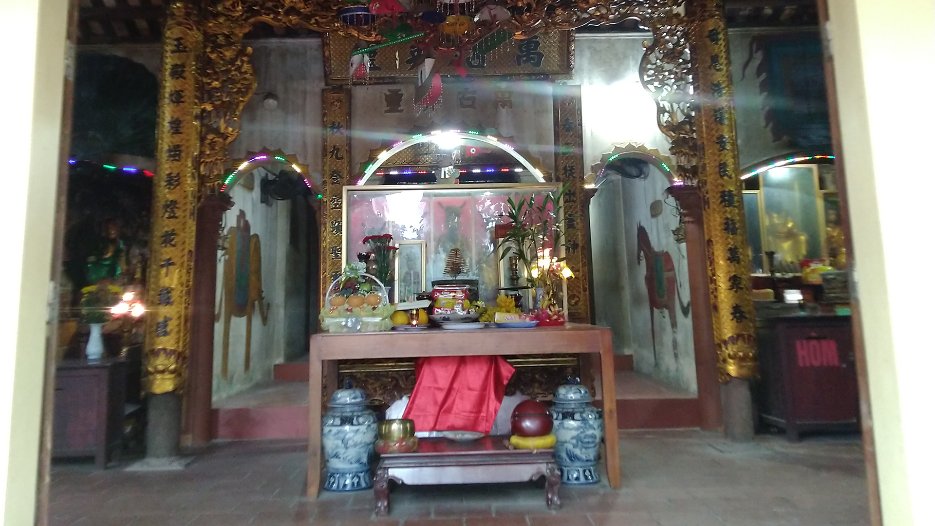 5_Ban Thờ Chính.jpg